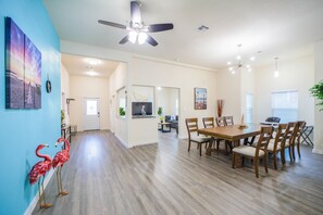 Dining - Spacious beach house - sleep 16+, 3 king beds, 3 baths - short walk to Seawall (Galveston)
