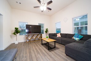 Smart TV, table football - Spacious beach house - sleep 16+, 3 king beds, 3 baths - short walk to Seawall (Galveston)