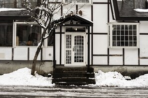 Front of property - Melö Haus - Hostel (Myoko)