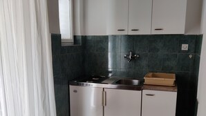 Kaffetrakter/tekoker, kjøleskap, vannkoker og kjøkkenutstyr