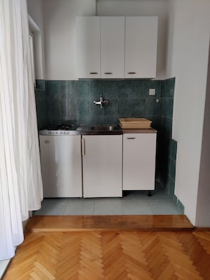 Kühlschrank, Herdplatte, Wasserkocher mit Kaffee-/Teezubehör