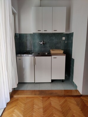 ثلاجة، موقد طهي مسطح، ماكينة لصنع القهوة/الشاي، مستلزمات طهي/أطباق/أوعية