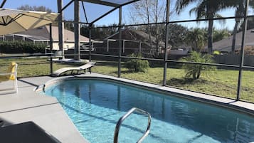 Alberca al aire libre y alberca climatizada