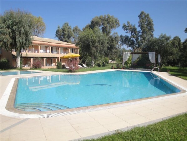 Outdoor pool - Tellis Holiday Rooms (Corfu)