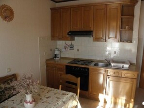 Fridge, oven, stovetop, coffee/tea maker