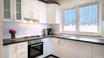 Fridge, microwave, oven, stovetop