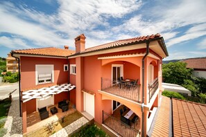 تناول الطعام بالخارج