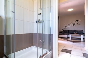 Een douche, een haardroger, handdoeken