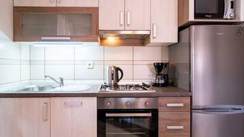 KĂŒhlschrank, Mikrowelle, Ofen, Herdplatte