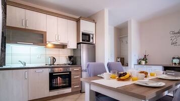 KĂŒhlschrank, Mikrowelle, Ofen, Herdplatte