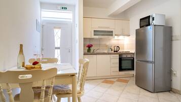 Een koelkast, een microgolfoven, een oven, een kookplaat