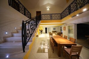 المنشأة من الداخل