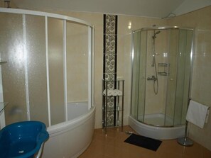 Bathtub, towels