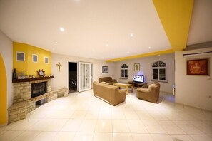 تلفزيون، مدفأة، مشغل دي في دي