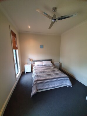 3 bedrooms, iron/ironing board, bed sheets