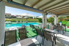 Outdoor pool - Akis Villa (Corfu)