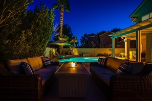 Utomhuspool och uppvärmd pool