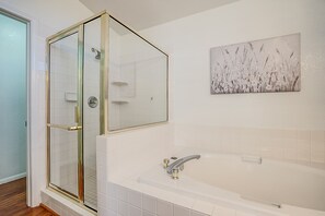 Combined shower/bathtub, jetted bath, hair dryer, towels - Deluxe 4 Bed / 3 Bath with Heated Pool close to the strip (Henderson)