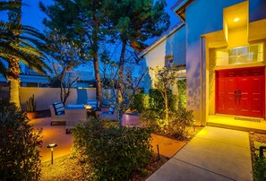 Terrace/patio - Deluxe 4 Bed / 3 Bath with Heated Pool close to the strip (Henderson)