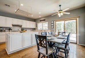 Kylskåp, mikrovågsugn, ugn och spishäll