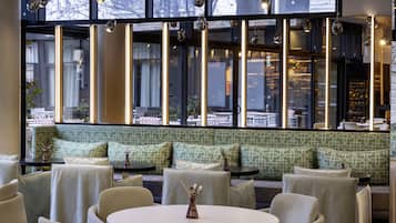 2 Bars/Lounges