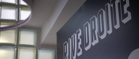 A wall with the text "RUE DROITE" in large letters.