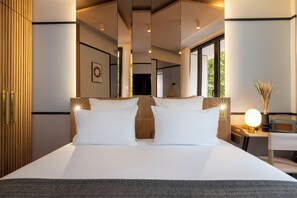Premium bedding, pillow-top beds, minibar, in-room safe - Quinzerie Hotel (Paris)