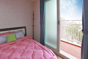 Kamar (Couple bedRoom) | Didekorasi berbeda-beda dan dilengkapi dengan perabotan berbeda-beda