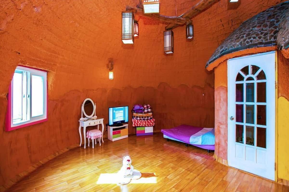 Chambre (Mud jar Room)