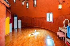 Phòng (Mud jar Room) | Trang trí khác biệt, trang bị nội thất với thiết kế riêng biệt 