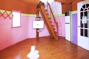 Phòng (Windmill Room) | Trang trí khác biệt, trang bị nội thất với thiết kế riêng biệt 
