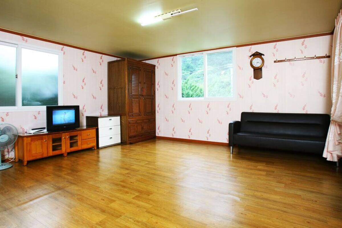 Room (Nut pine)