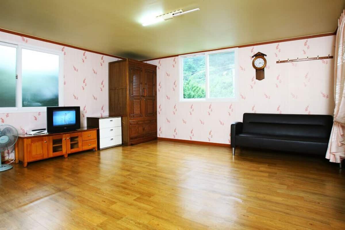 Habitación (Nut pine)