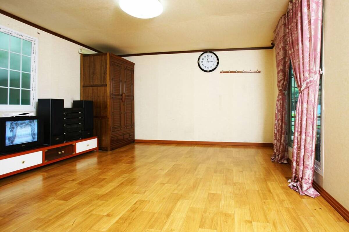 Room (Pine)