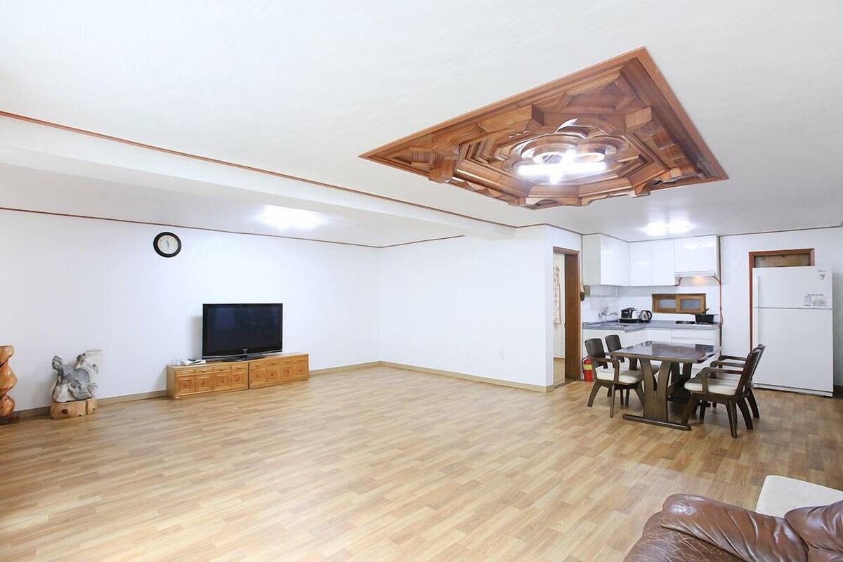 Room (Annex)