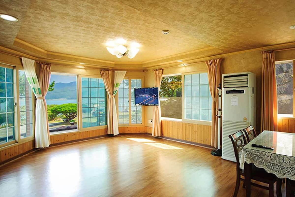 Room (Sunrising) | Living room