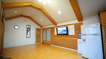 Room (Viewing the moon)