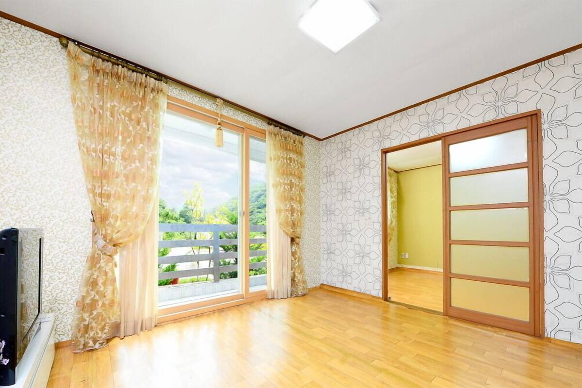 Room (Sharron"s Daffodil) | Individually decorated, individually furnished