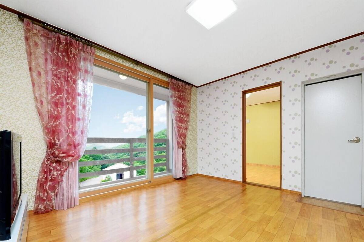Room (Beautiful accompany) | Individually decorated, individually furnished