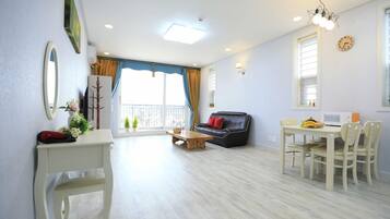 Kamar (201(Studio))