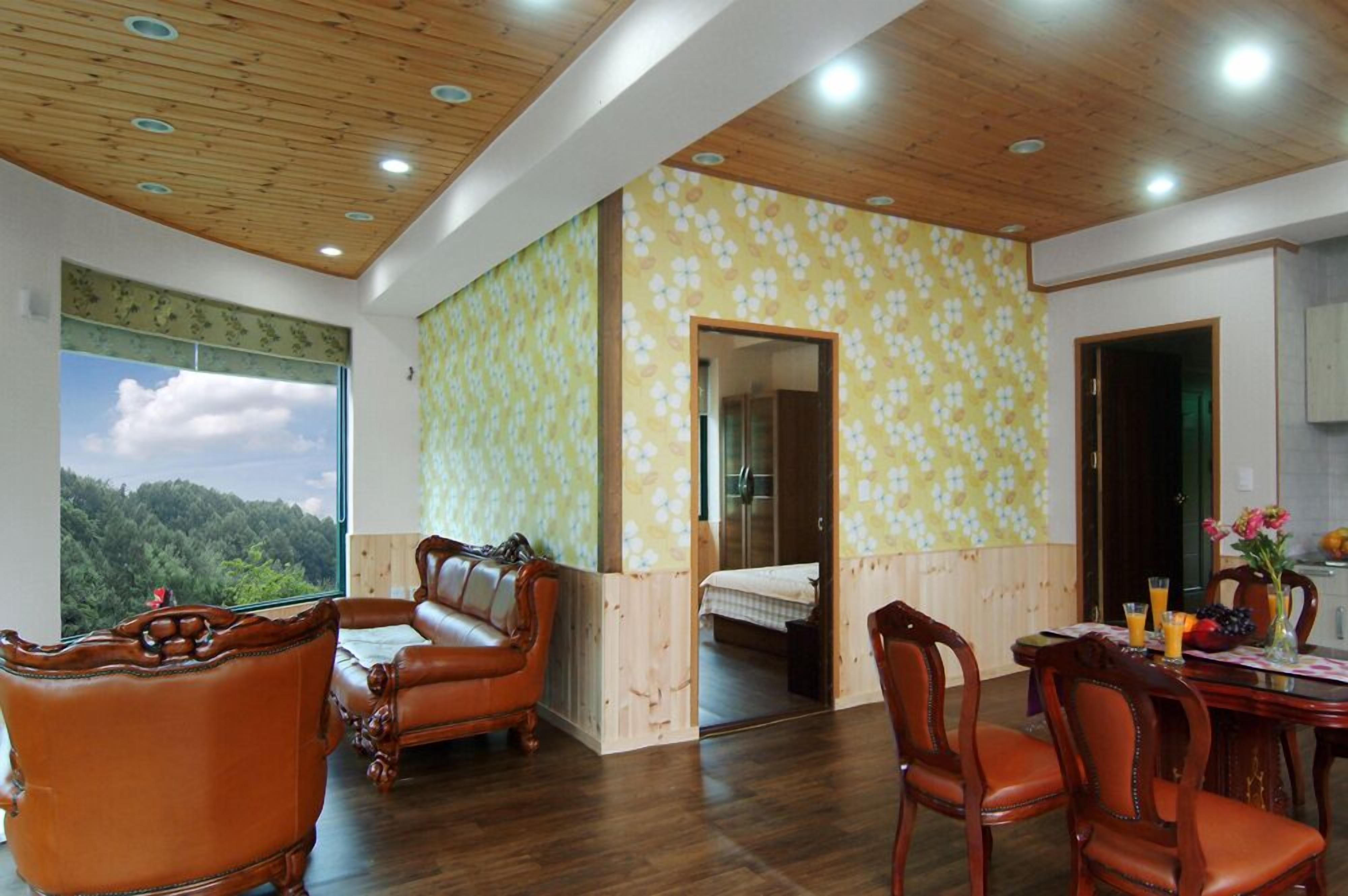 Room (Gold light)