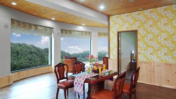 Room (Gold light)