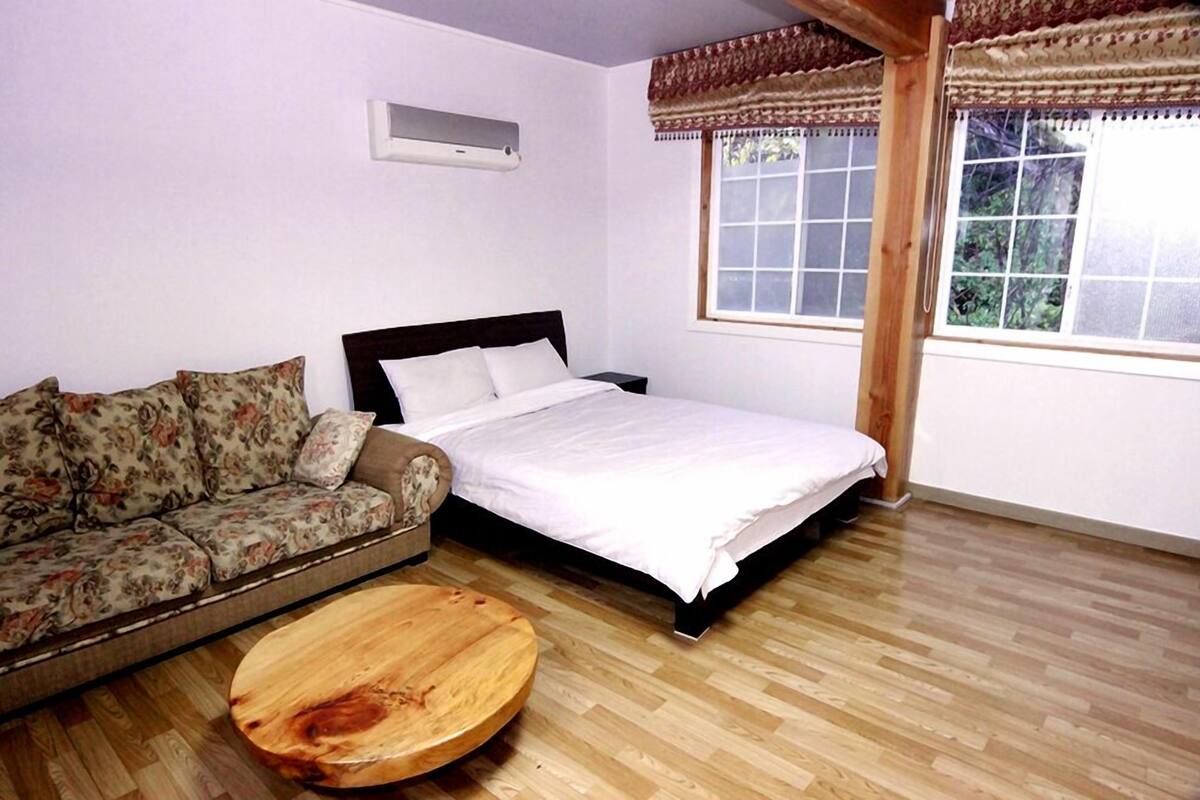 Room (Yeolmae Dal)