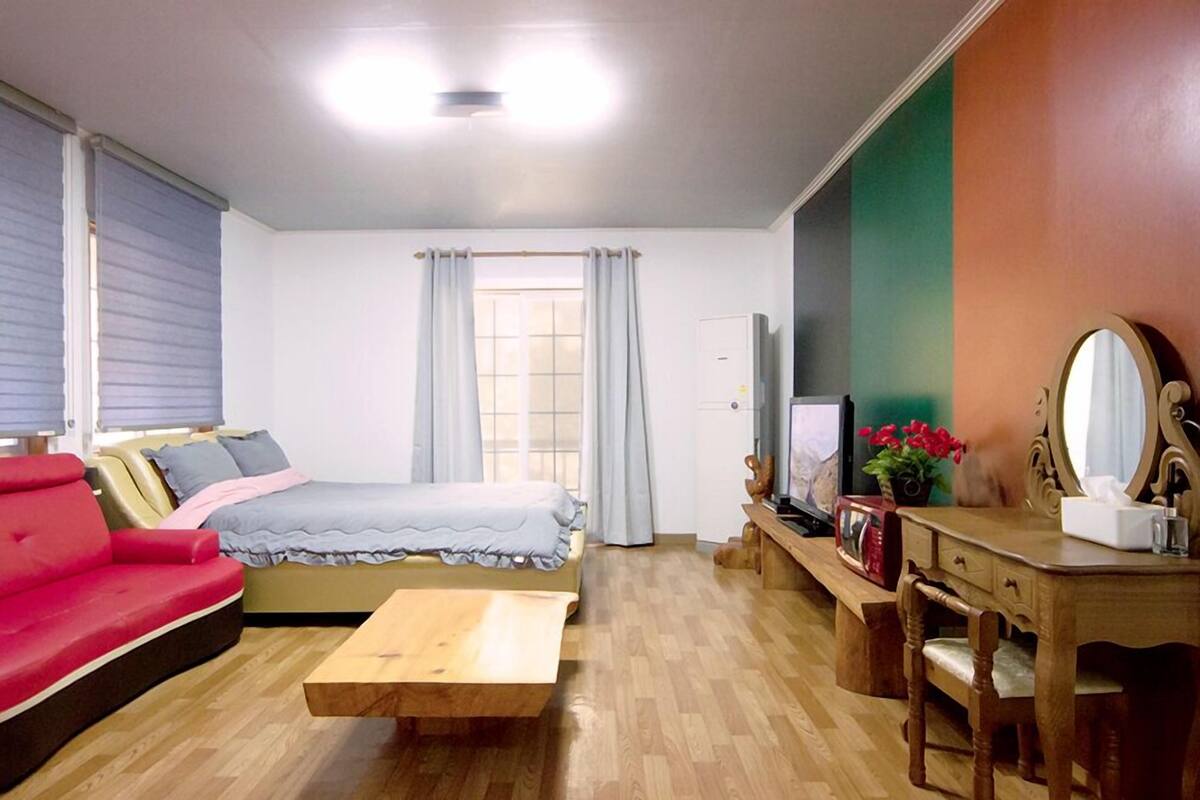 Room (Taoreum Dal(SPA))