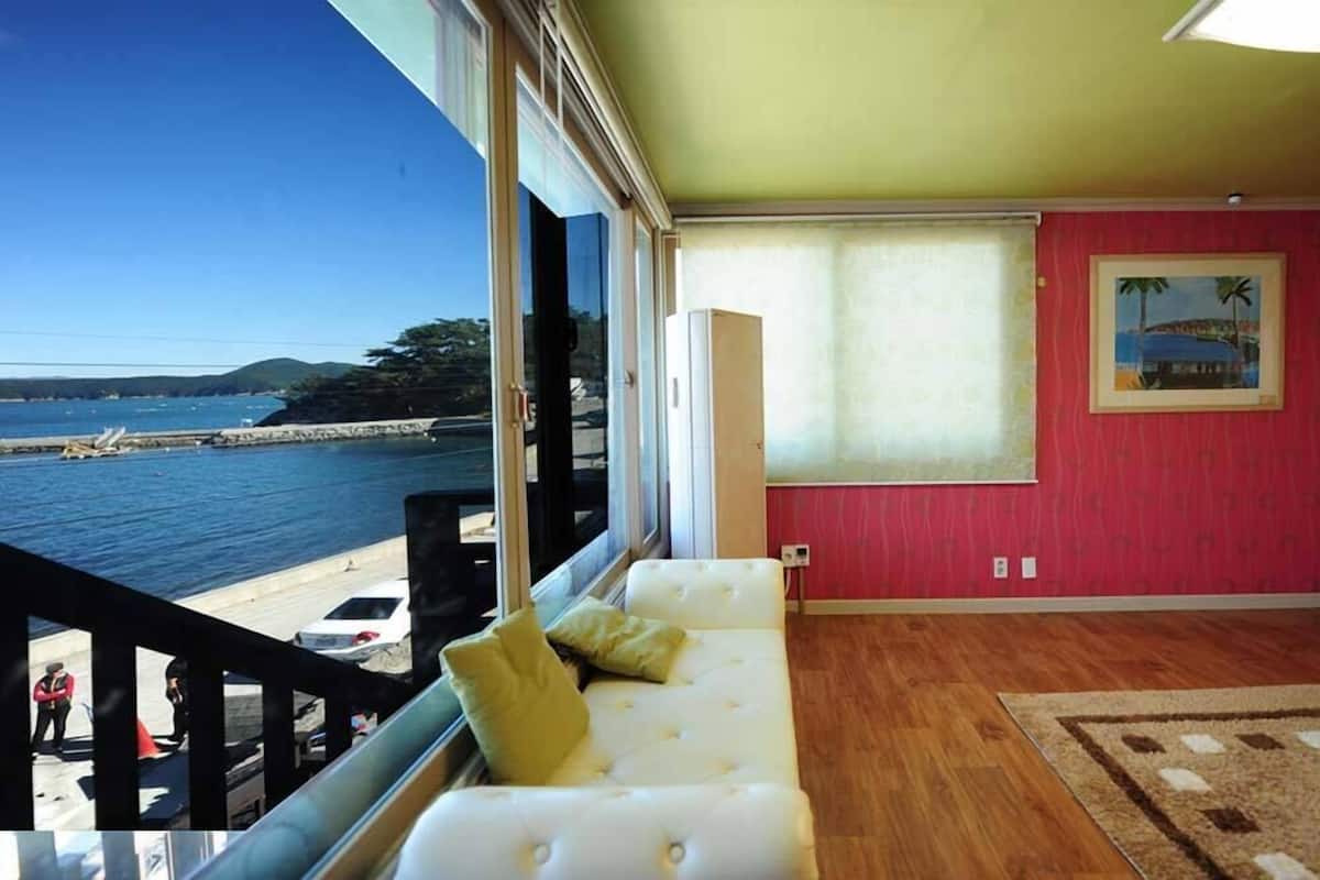 Room (Bijin Island)