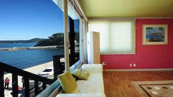 Room (Bijin Island)