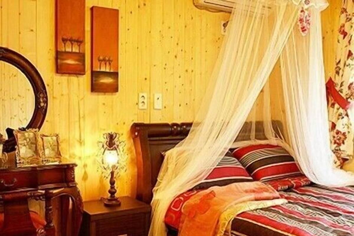 Room (Blue mountain) | Individually decorated, individually furnished