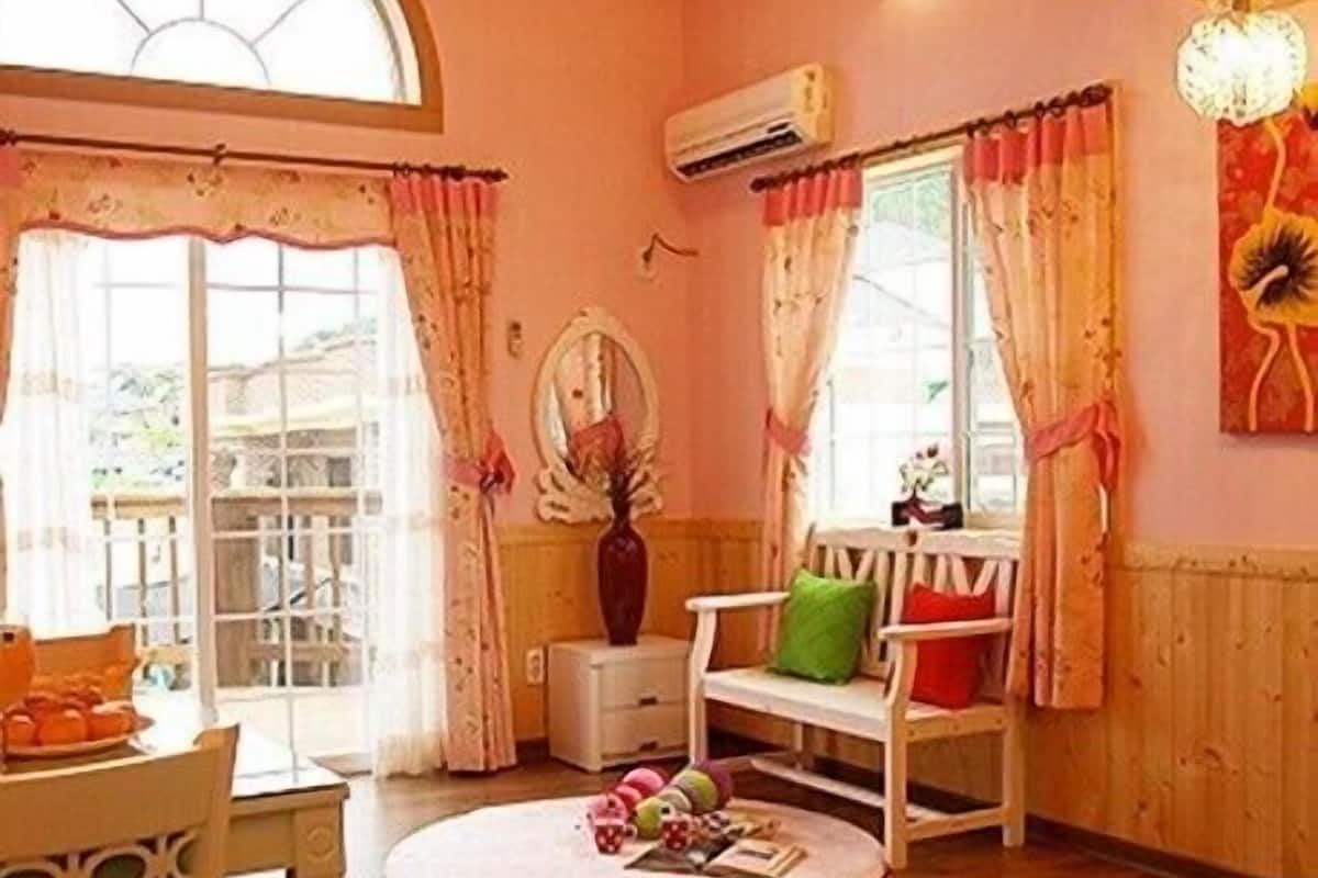 Room (Espresso) | Dihias secara berasingan, dilengkapkan perabot secara berasingan