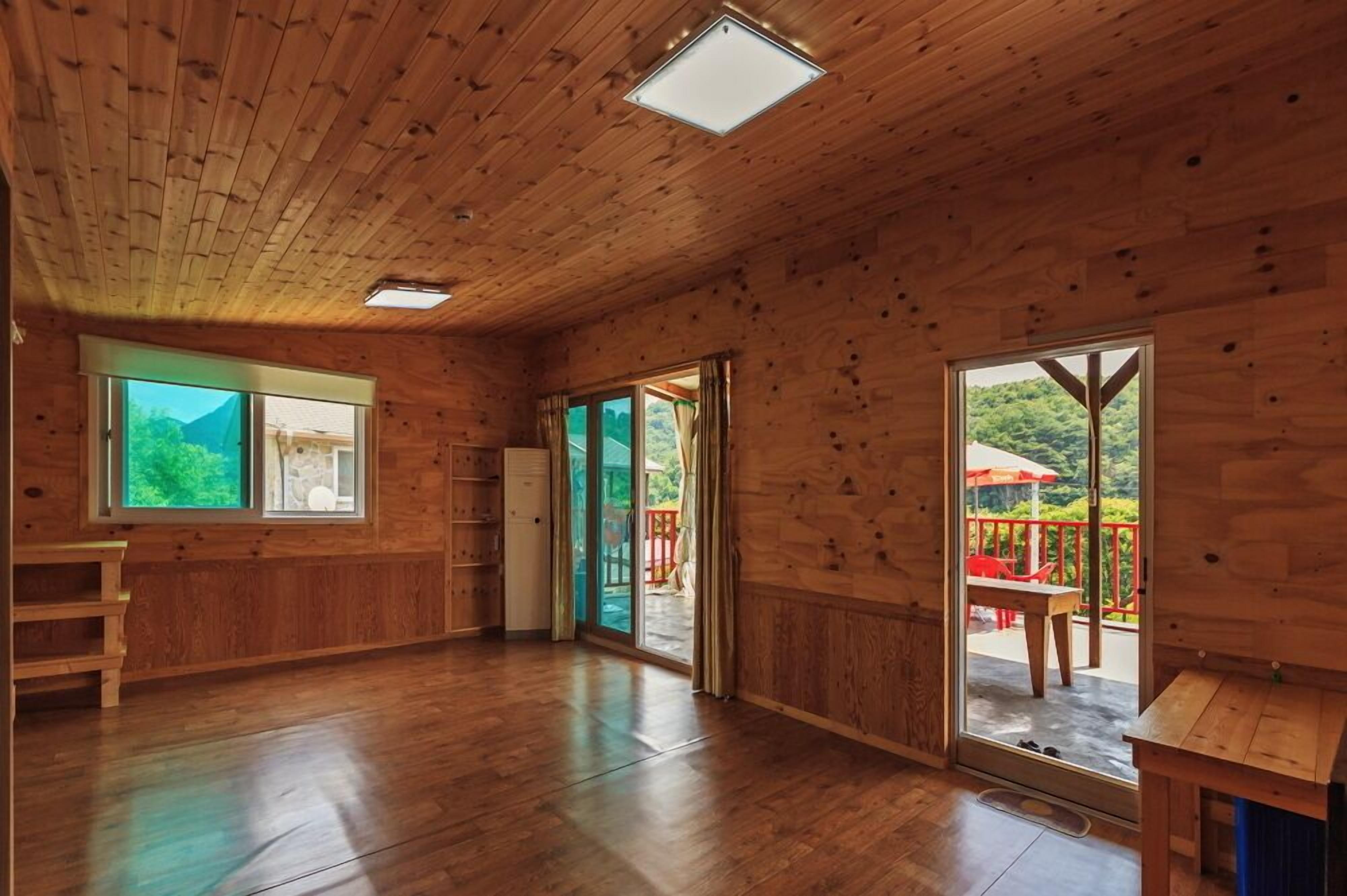 Room (Sunflower) | 6 bedrooms