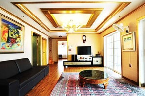 Living room - Sea and Poet (Tongyeong)